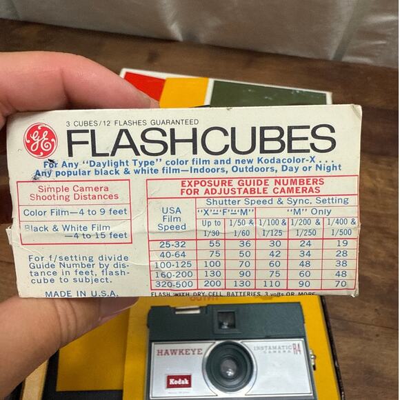 Vintage 60's Kodak Hawkeye Instamatic R4 Camera + Flashcubes UNTESTED PARTS ONLY - Picture 6 of 15